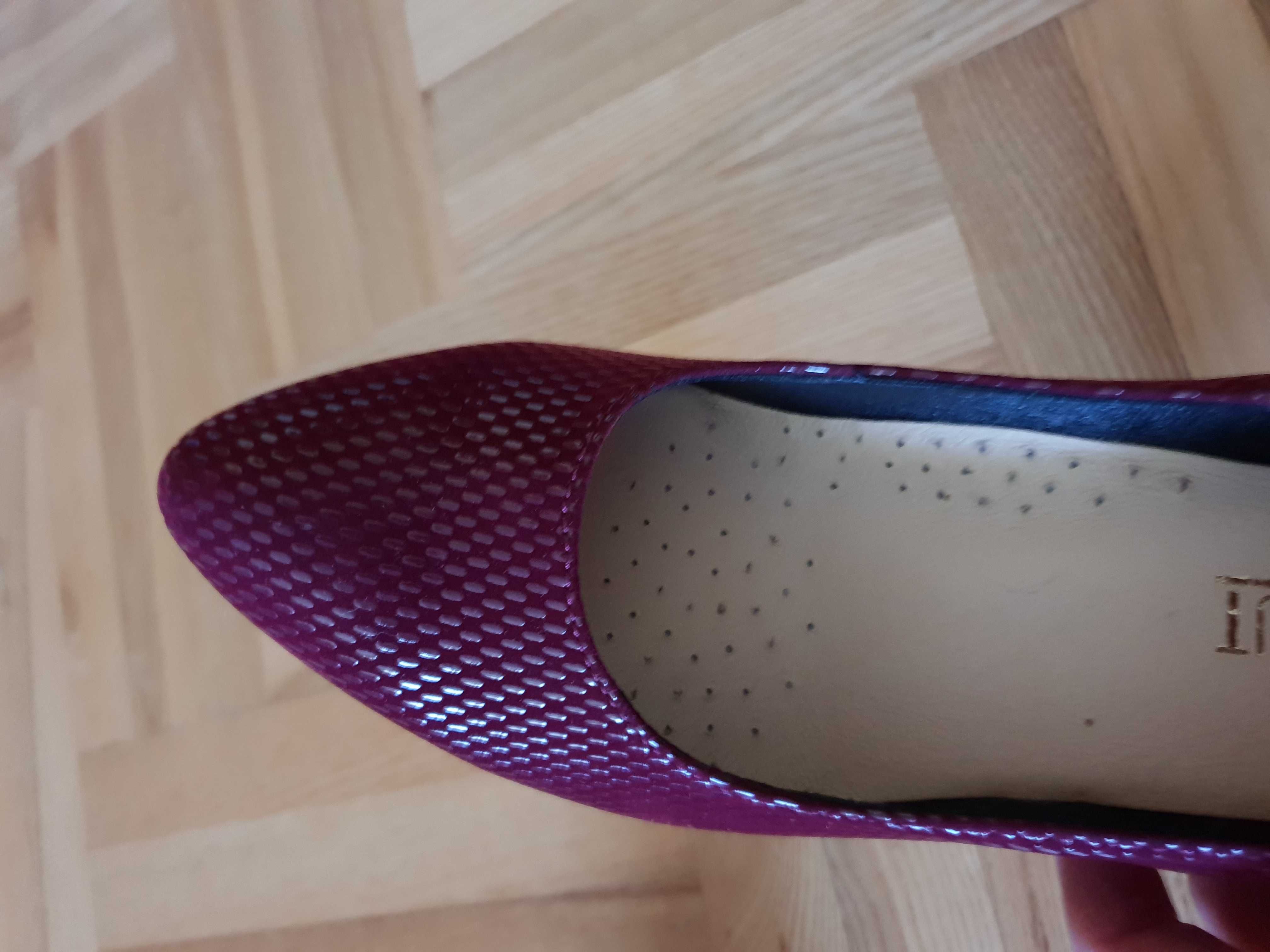 Buty damskie na słupku bordowe