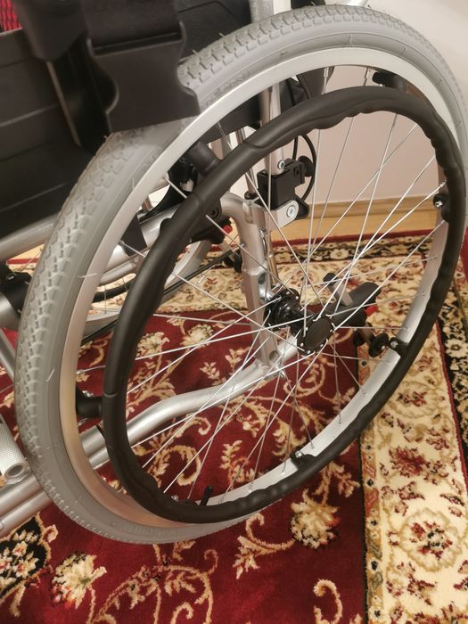 Wózek inwalidzki ze zdejmowaną podkładką pod głowę