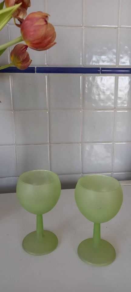 Copos em vidro verde opaco, antigos, raros
