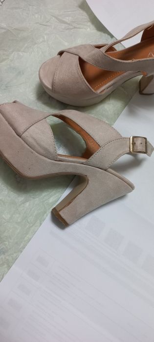 Sandálias de camurça cremes novas