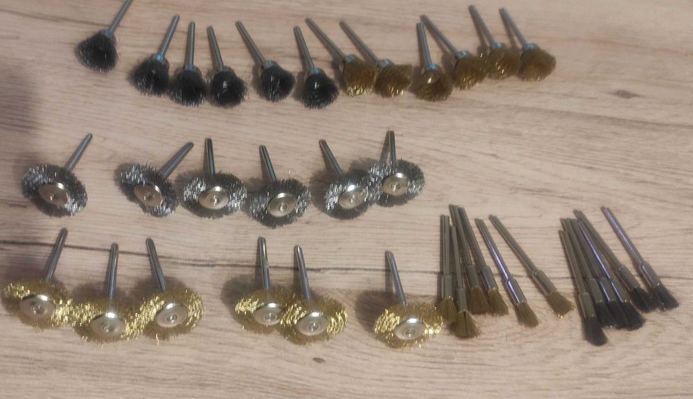 Sprzedam zestaw małych szczotek drucianych 36szt !!!