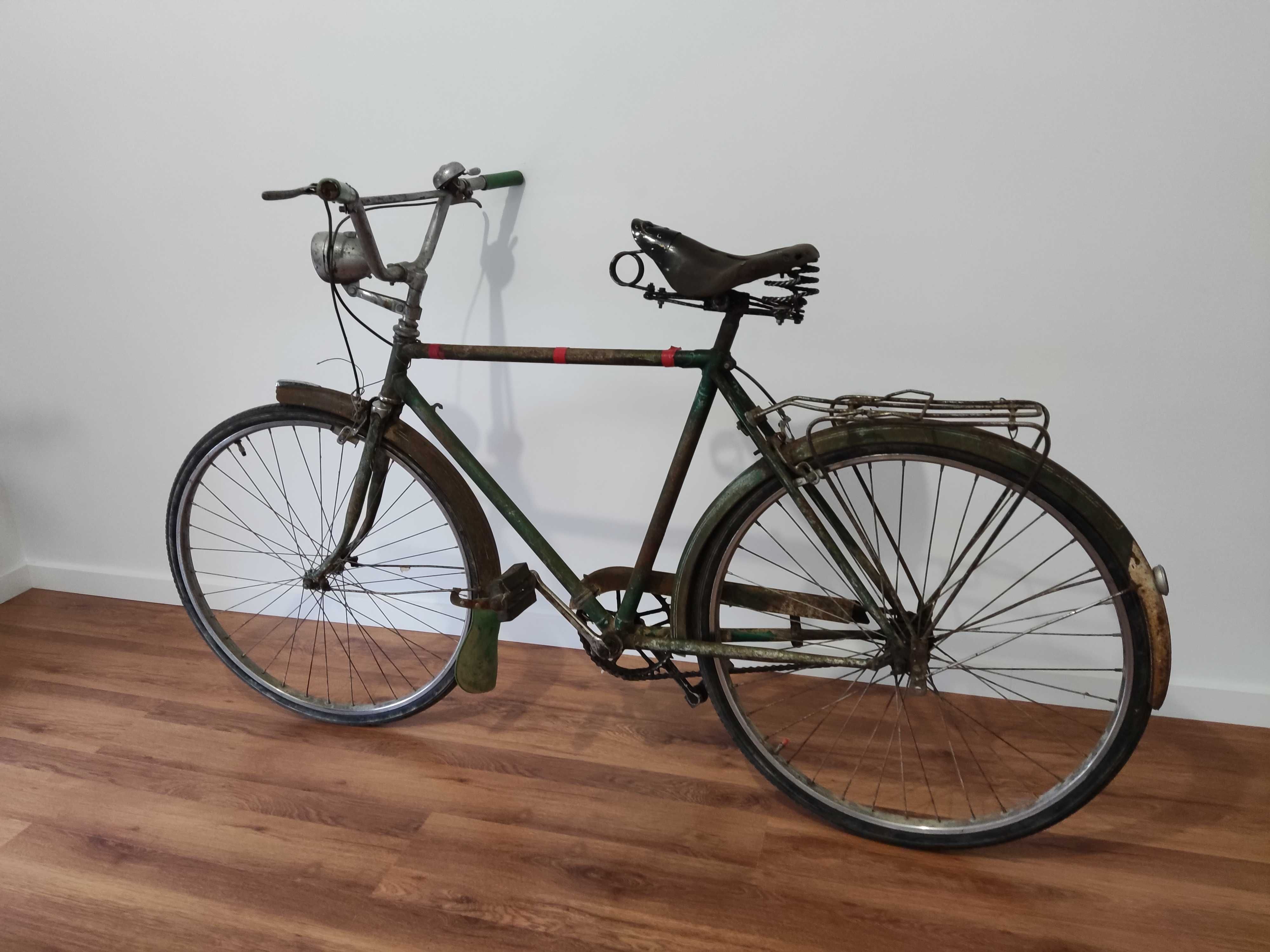 Bicicleta antiga sem toda restaurada