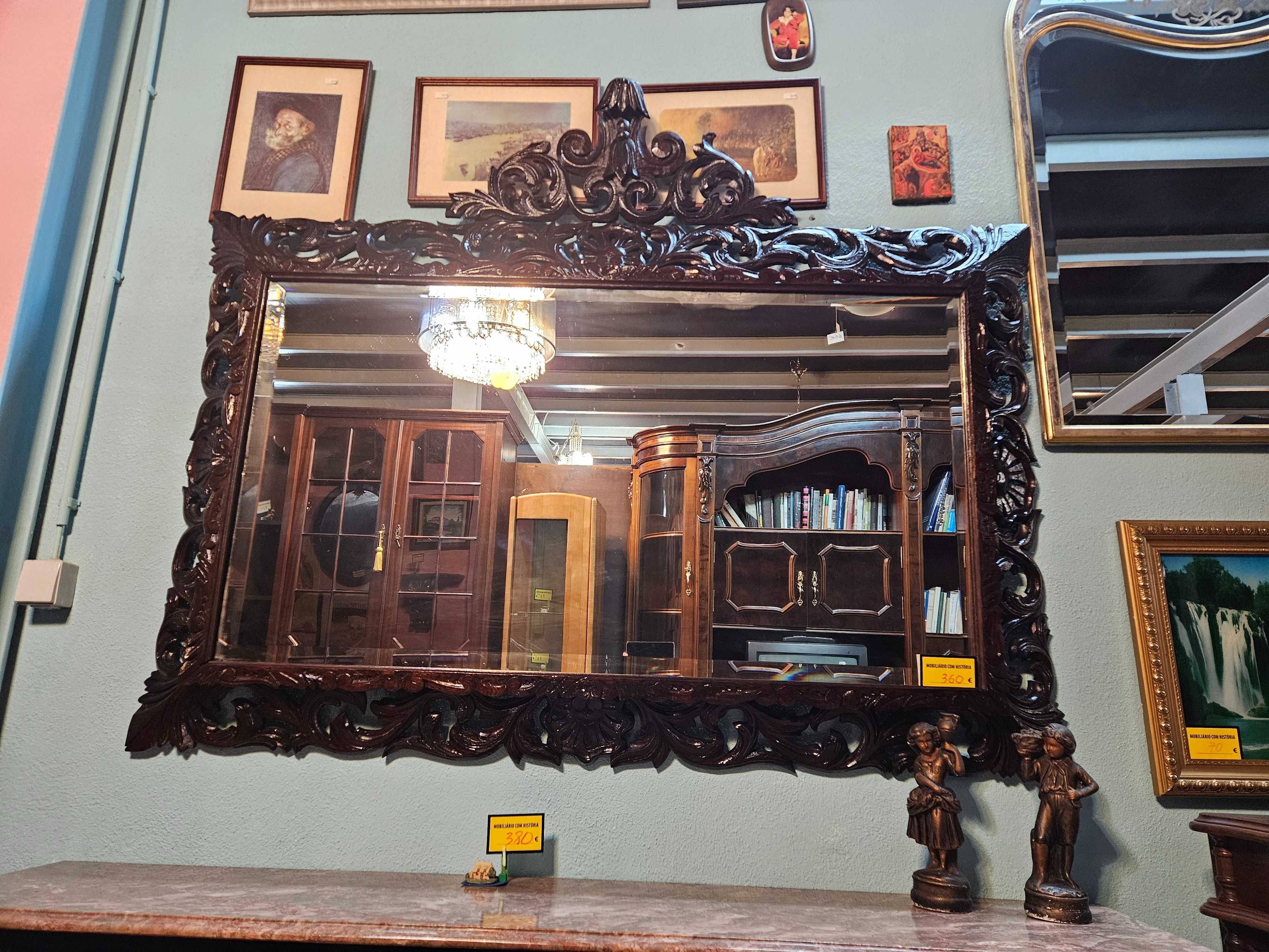 Grande espelho, antigo, com moldura em madeira toda trabalh