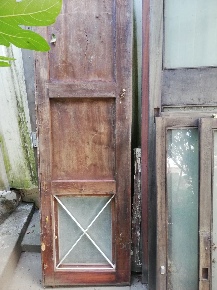 Janelas e portas vintage em madeira nobre do Brasil