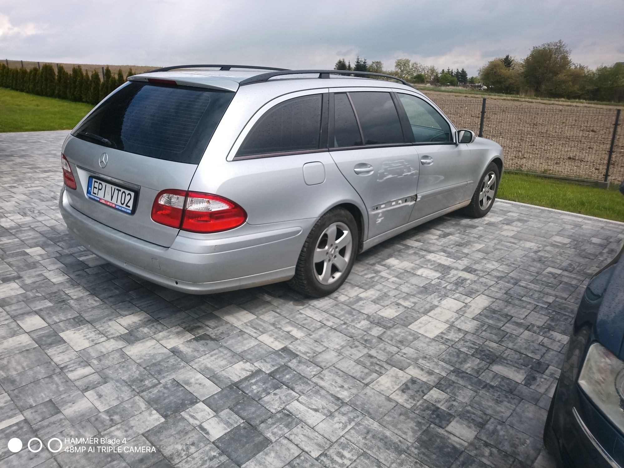 Mercedes E klasa 1.8 Benz plus gaz uszkodzone lekko prawe drzwi