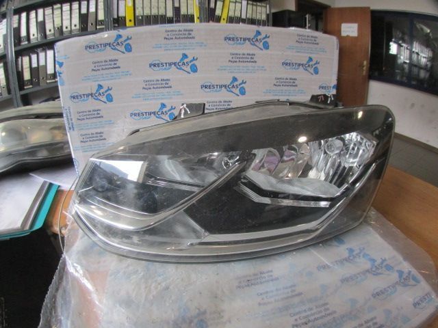 Farol 6C1941005 1EB01203401 VW POLO 6R FASE 1 2014 1.6TDI 90CV 3P VERMELHO ESQ H7 + H7 ORIGINAL HELLA Apoios Partidos