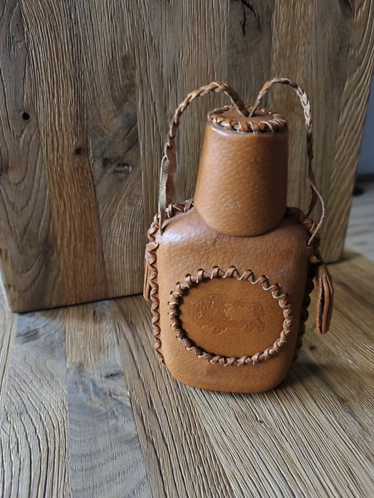 Duża piersiówka w skórze