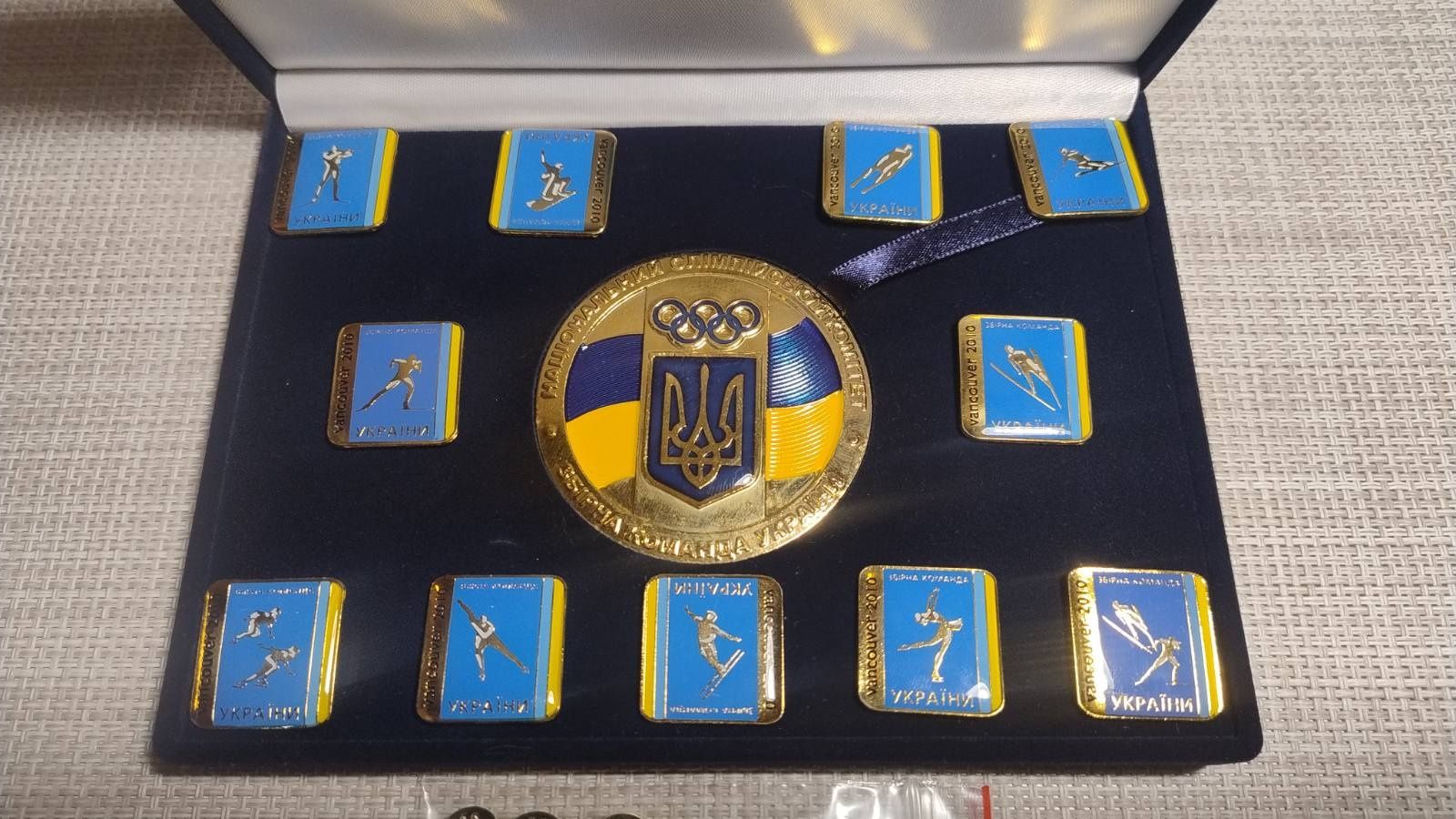 Набор значков и медаль. Зимние Олимпийские игры в Ванкувере 2010