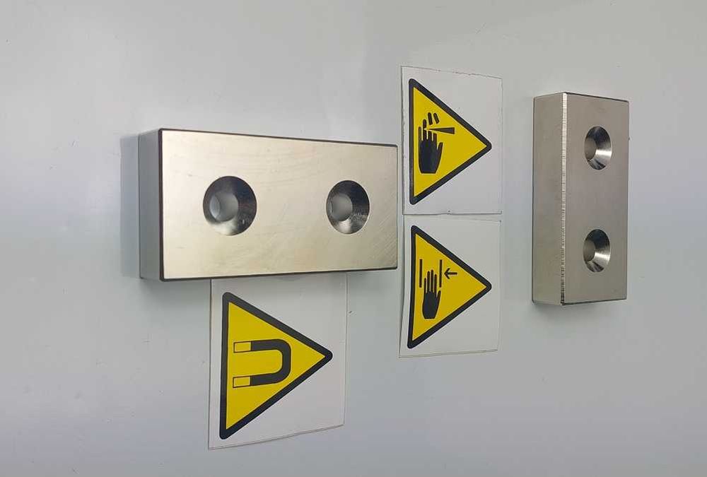 Magnes neodymowy płytkowy z otworami do przykręcenia na śrubkę wkręt