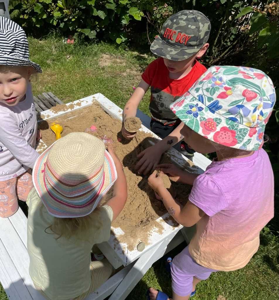Stolik piknikowy dla dzieci z piaskownicą drewniany.