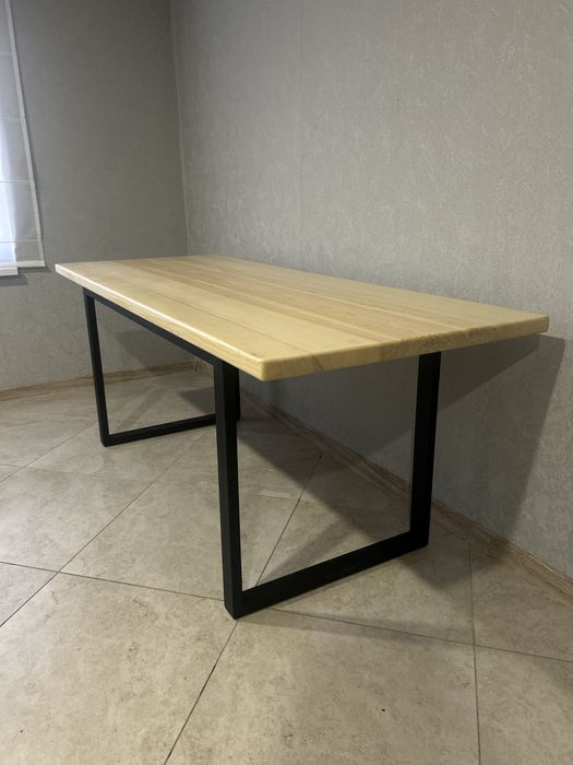 Стіл,деревʼяний,жилізні ніжки