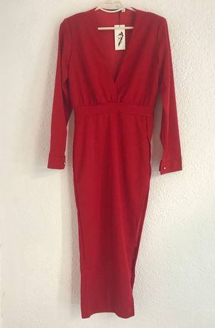 Червона жіноча сукня із глибоким вирізом декольте.