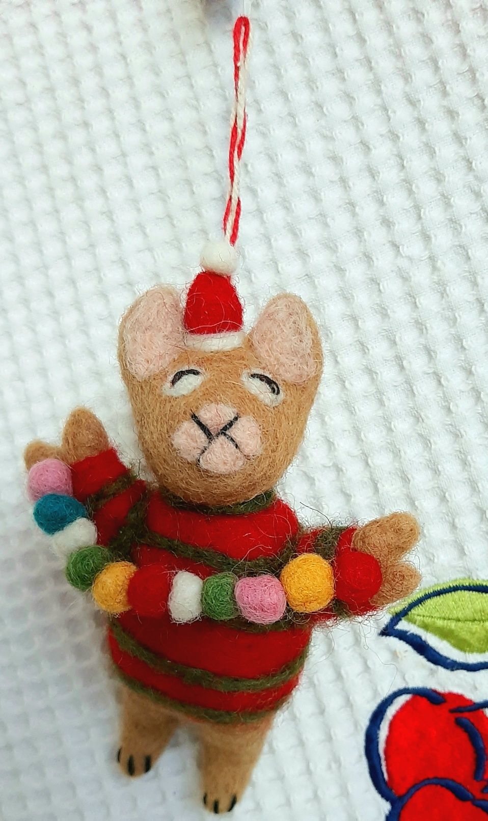 Мягкая мини игрушка Котик с шариками. Ручная работа.Шерсть.