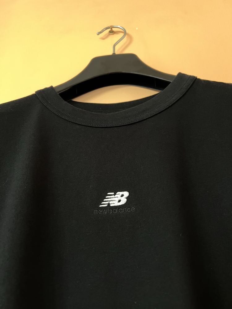 New Balance НА СПИНІ ЛОГО футболка як НОВА розмір М-L логотип