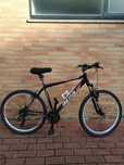 Bicicleta BERG Trail rock -  c/suspensão e 8 mudanças