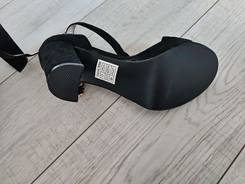 Vendo sandália preta em camurça