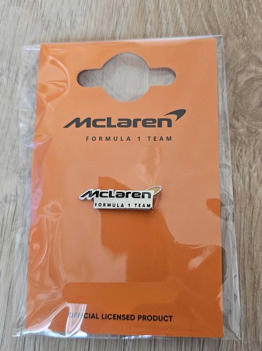 Bryloczek z logo zespołu McLaren F1 2025 – oryginał!