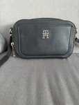 Torebka listonoszka czarna Tommy Hilfiger damska