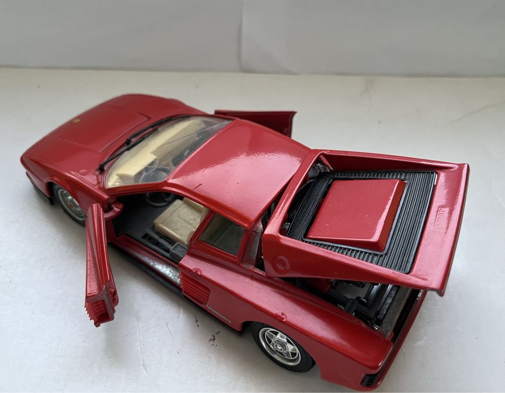 Model samochodu w skali 1:24 Ferrari Testarossa Bburago Burago