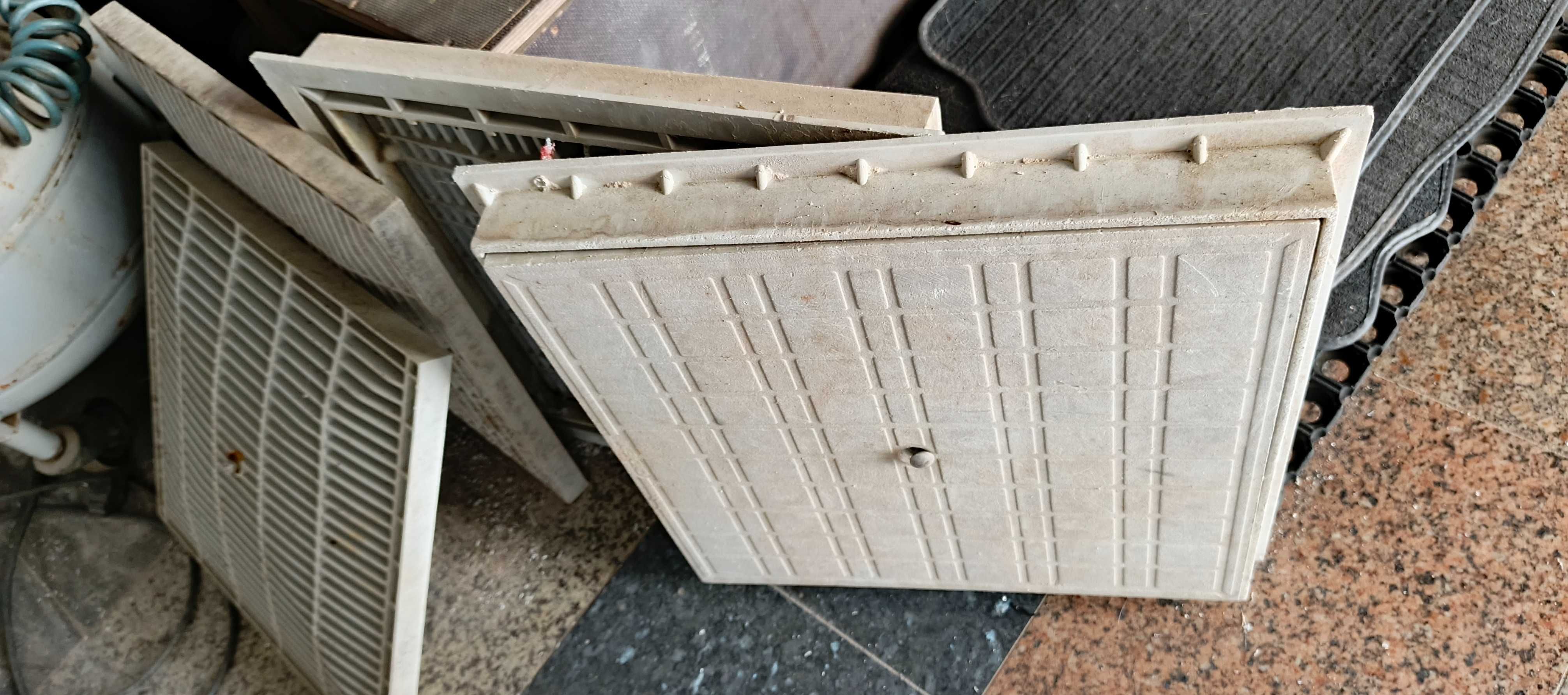 Grelhas de caneleiras metálicas e tampas em PVC
