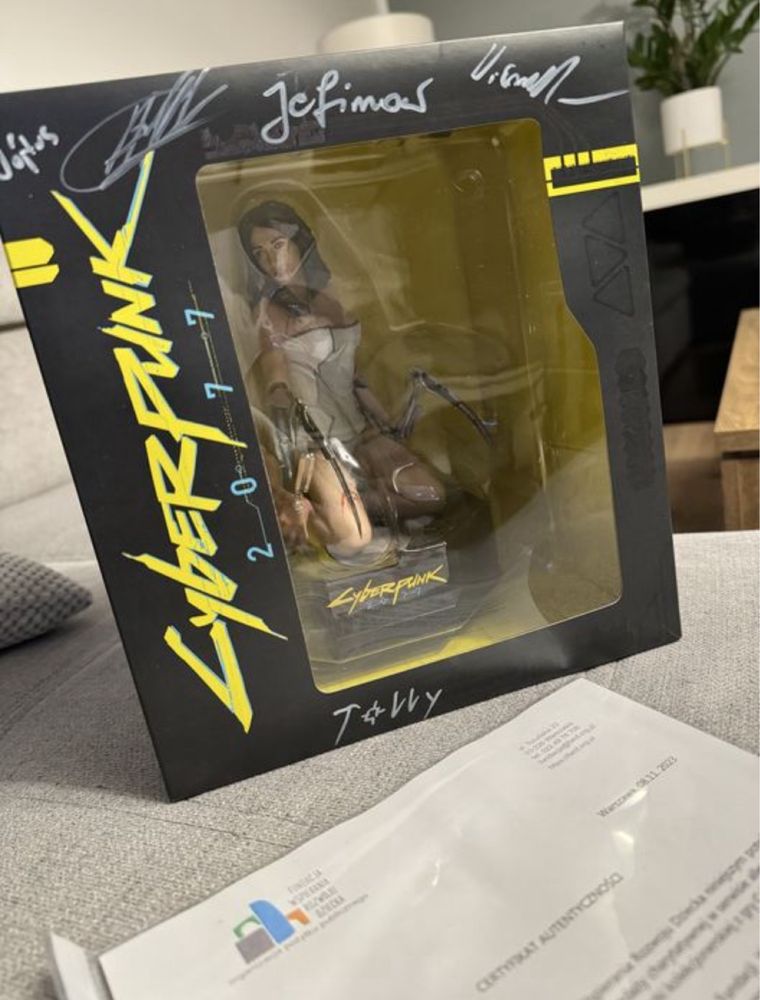 Figurka Cyberpunk 2077 z podpisami CD Projekt Red - CERTYFIKAT