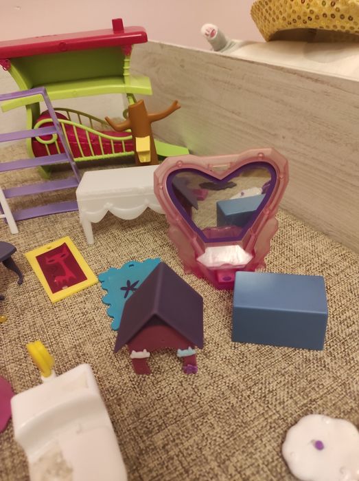 Akcesoria do domku dla lalek lózka krzesła stoły obrazy itp