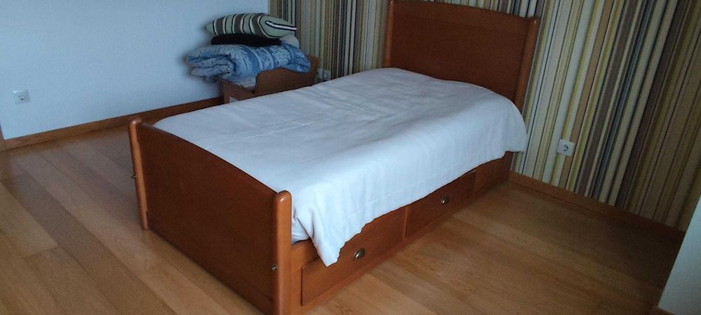 Cama de solteiro com 4 Gavetões