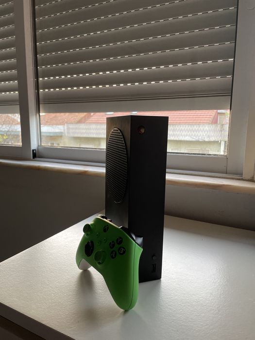 Xbox series S Carbon Black 1TB (Com comando verde)