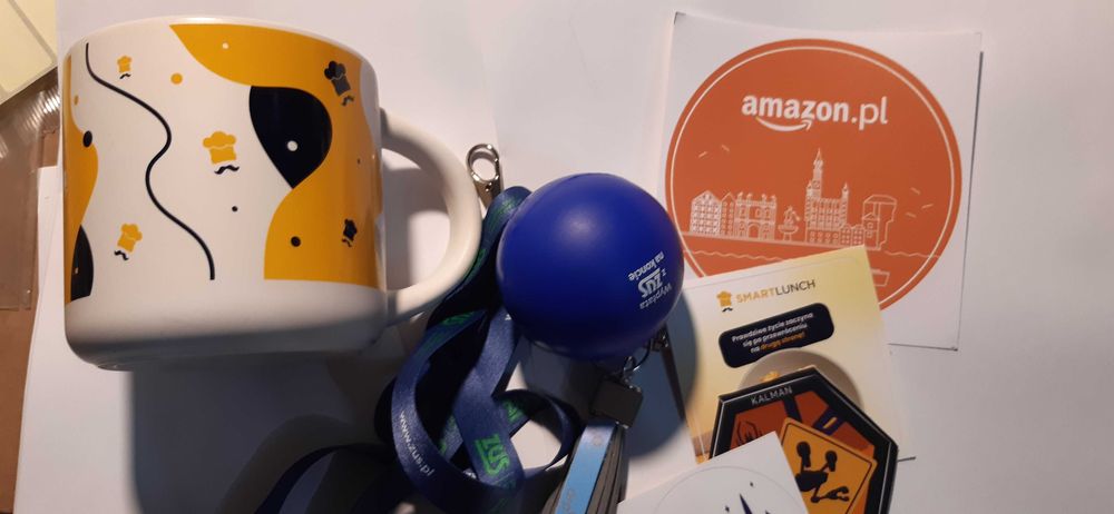 zestaw gadżetów reklamowych smycze kubek naklejki przywieszka