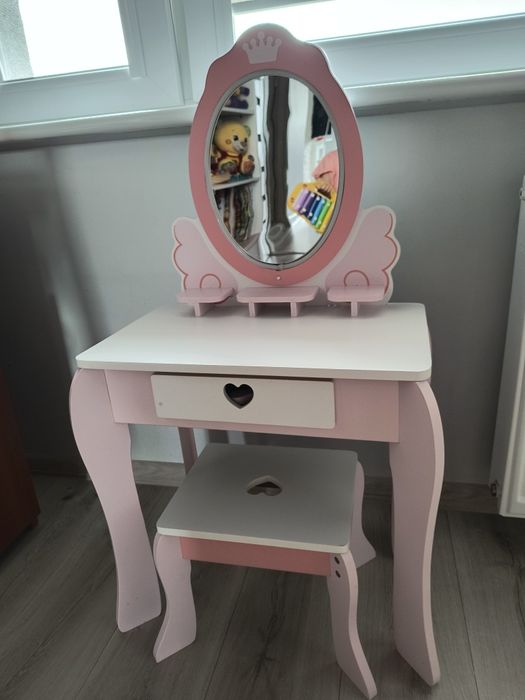 Drewniana toaletka dla dziewczynki z lustrem
