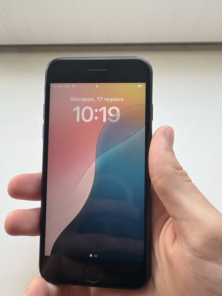 Iphone se 2020 на 128 гігабайт (працює)