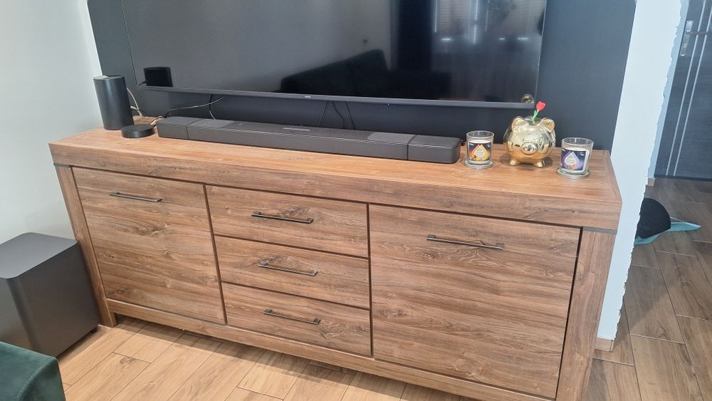 Komoda black red white