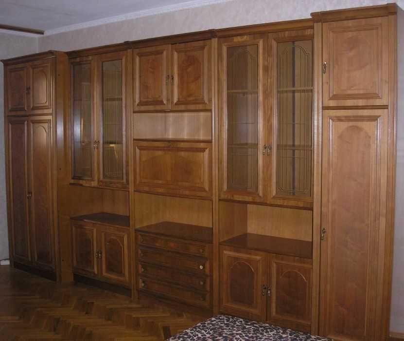 Меблі\стінки\гарнітури з натурального горіха у вітальню Італія