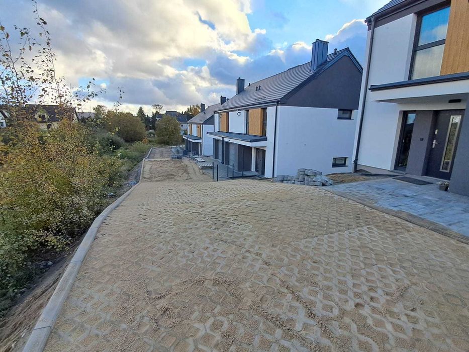 Dom blisko szkoły. 5 pokoi, garaż, ogródek. Gotowy.