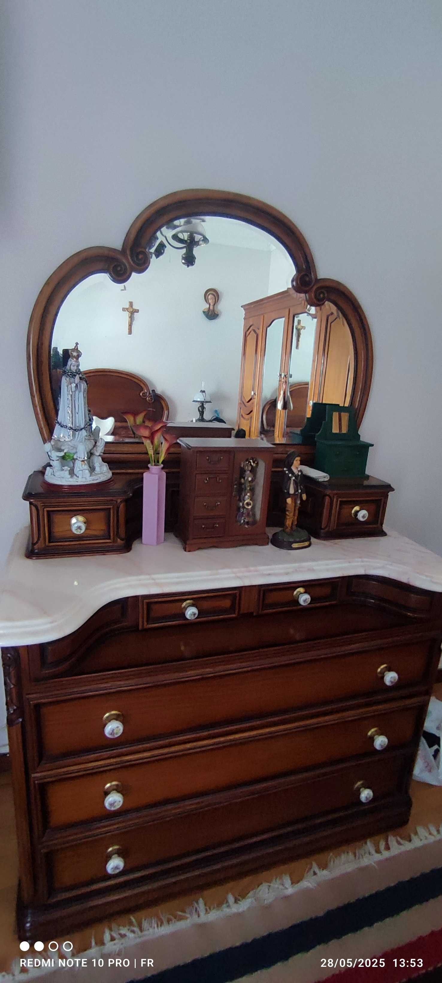 Mobília de quarto completa em madeira maciça.