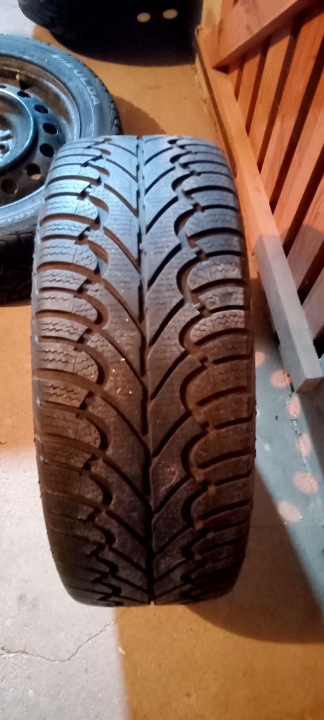 Opony zimowe na felgach 205/55 R16