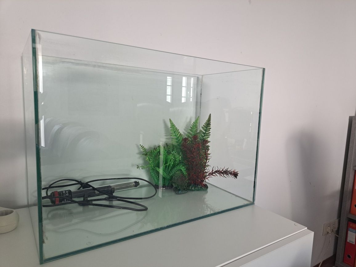 Aquário 75 litros, termostato e plantas artificais
