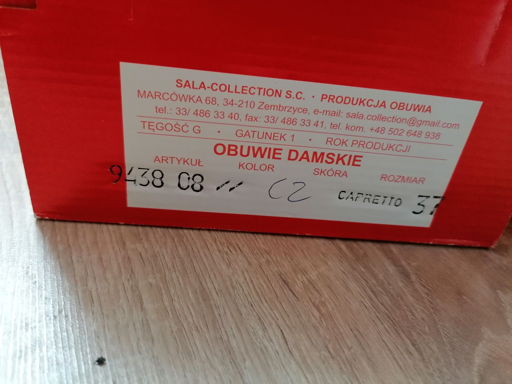 Czarne Szpilki z czerwoną podeszwą firmy Sala