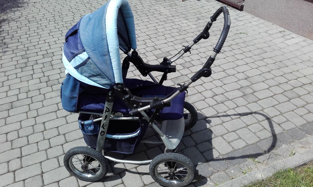 Używany wózek dziecięcy - może służyć jako zabawkowy.