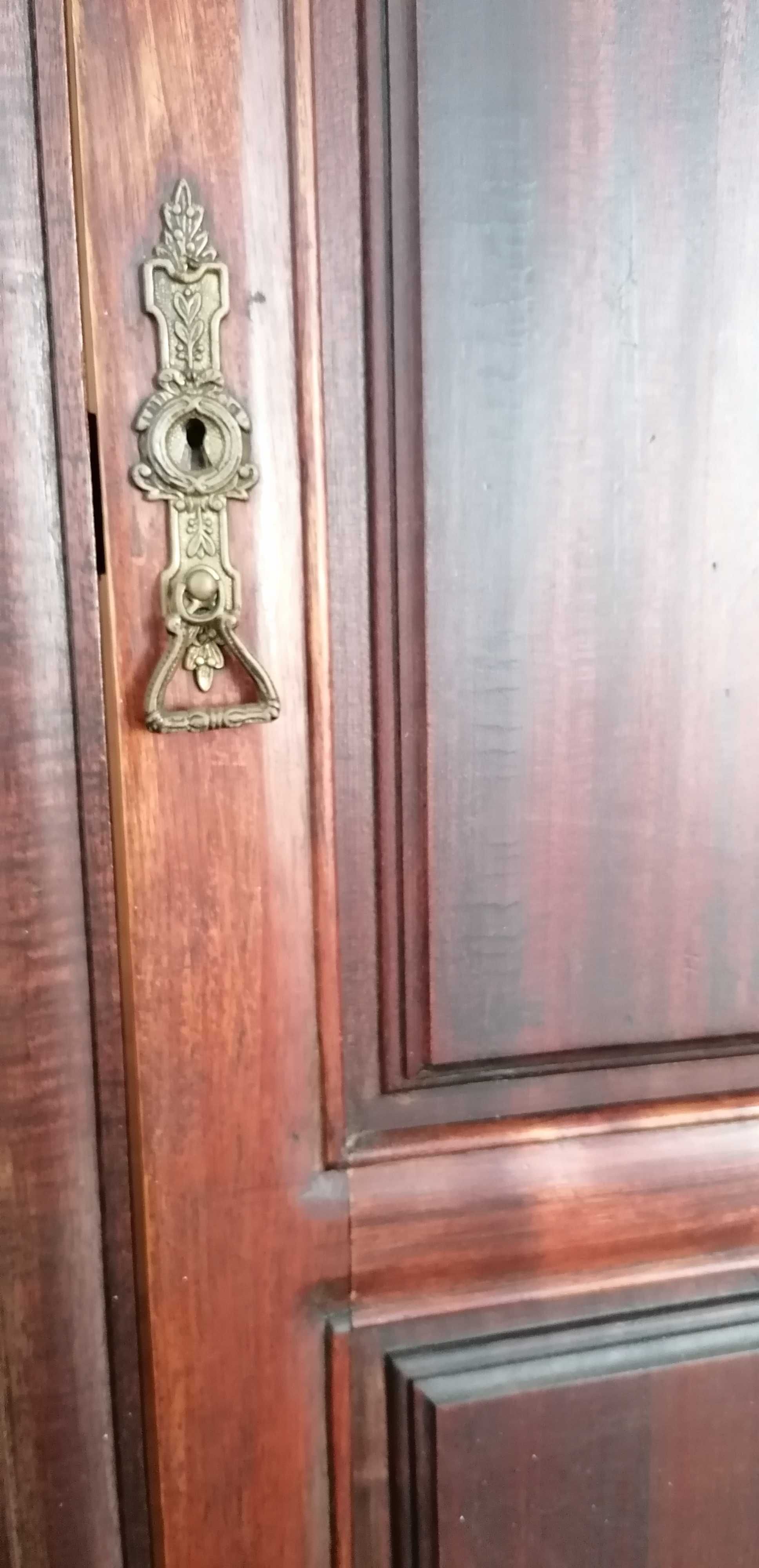 Roupeiro vintage em madeira maciça e muito bom estado
