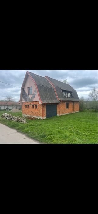 Будинок з земельною ділянкою