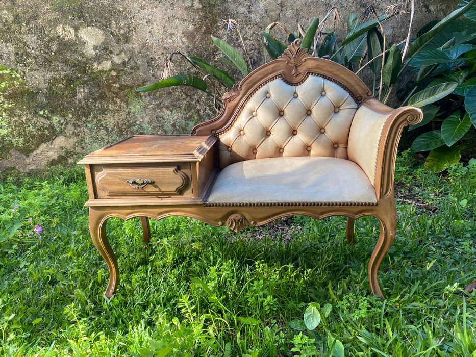 Mesa telefoneira antiga com assento