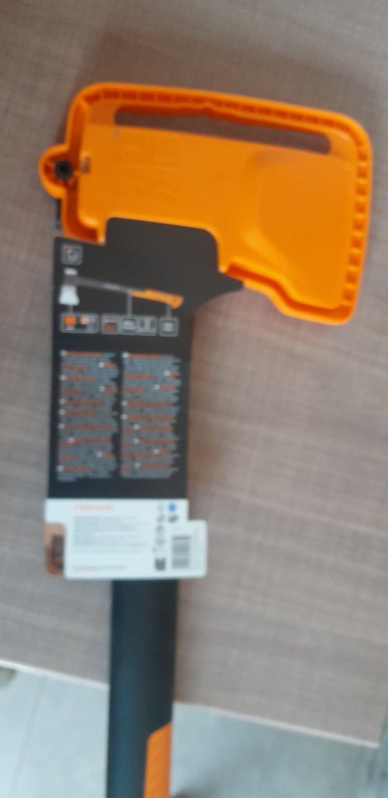 Siekiera fiskars x24