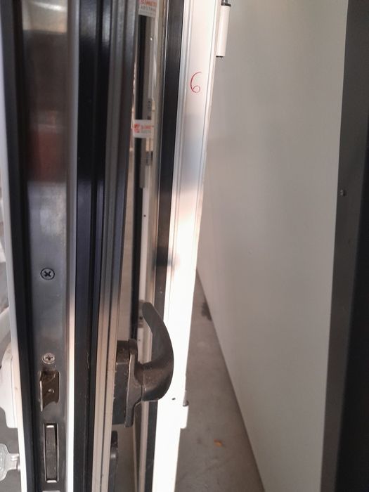 Porta e aro em alumínio 900×2000
