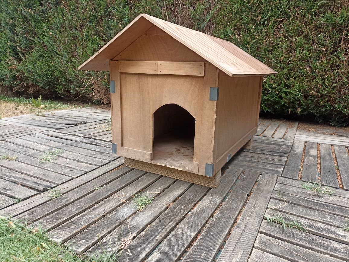 Casota para cães (porte médio) em madeira maciça, en ótimo estado