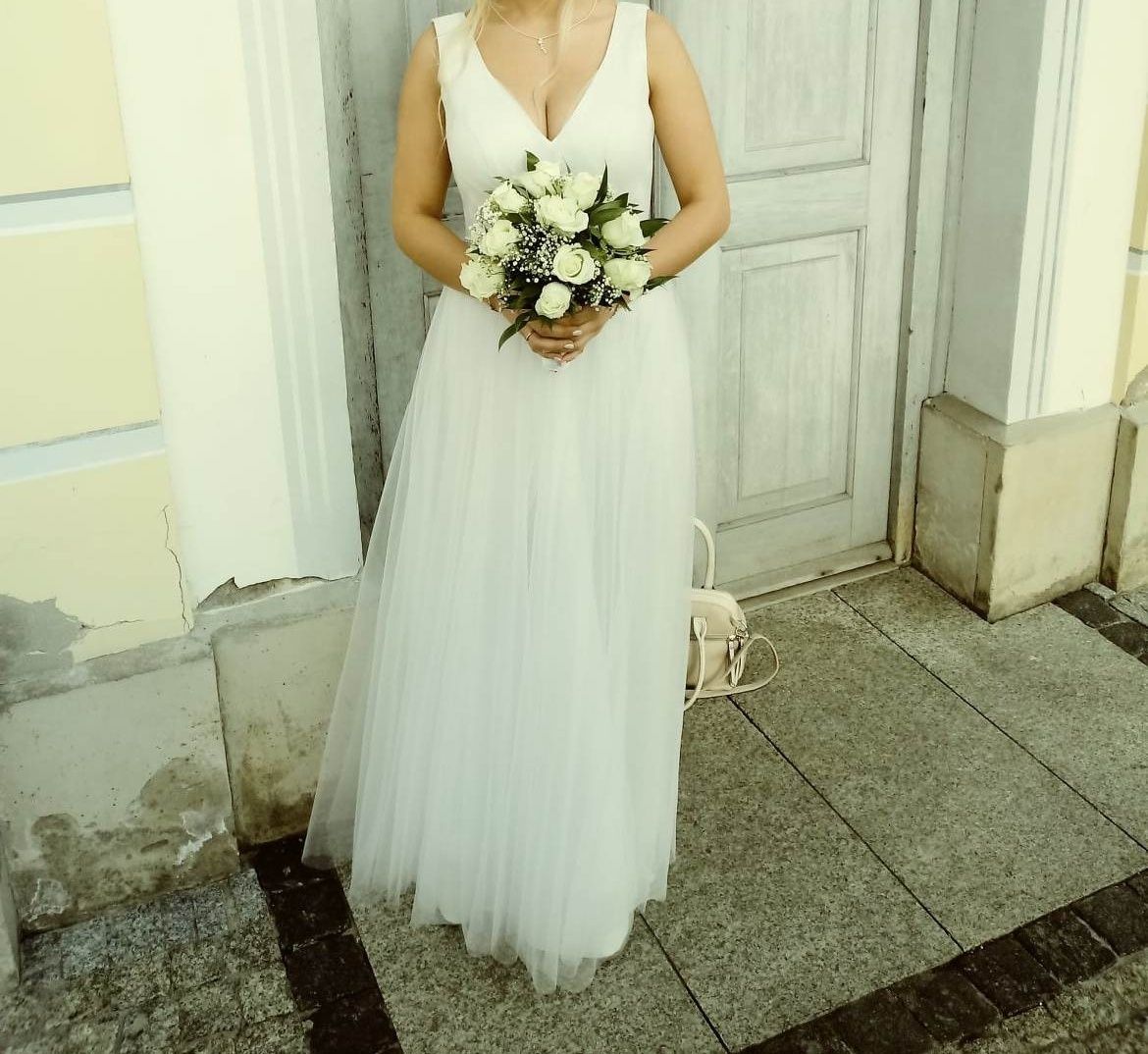 Biała błyszcząca suknia ślubna
