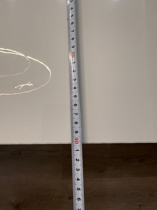 Stół rozkładany do jadalni z krzesłami.