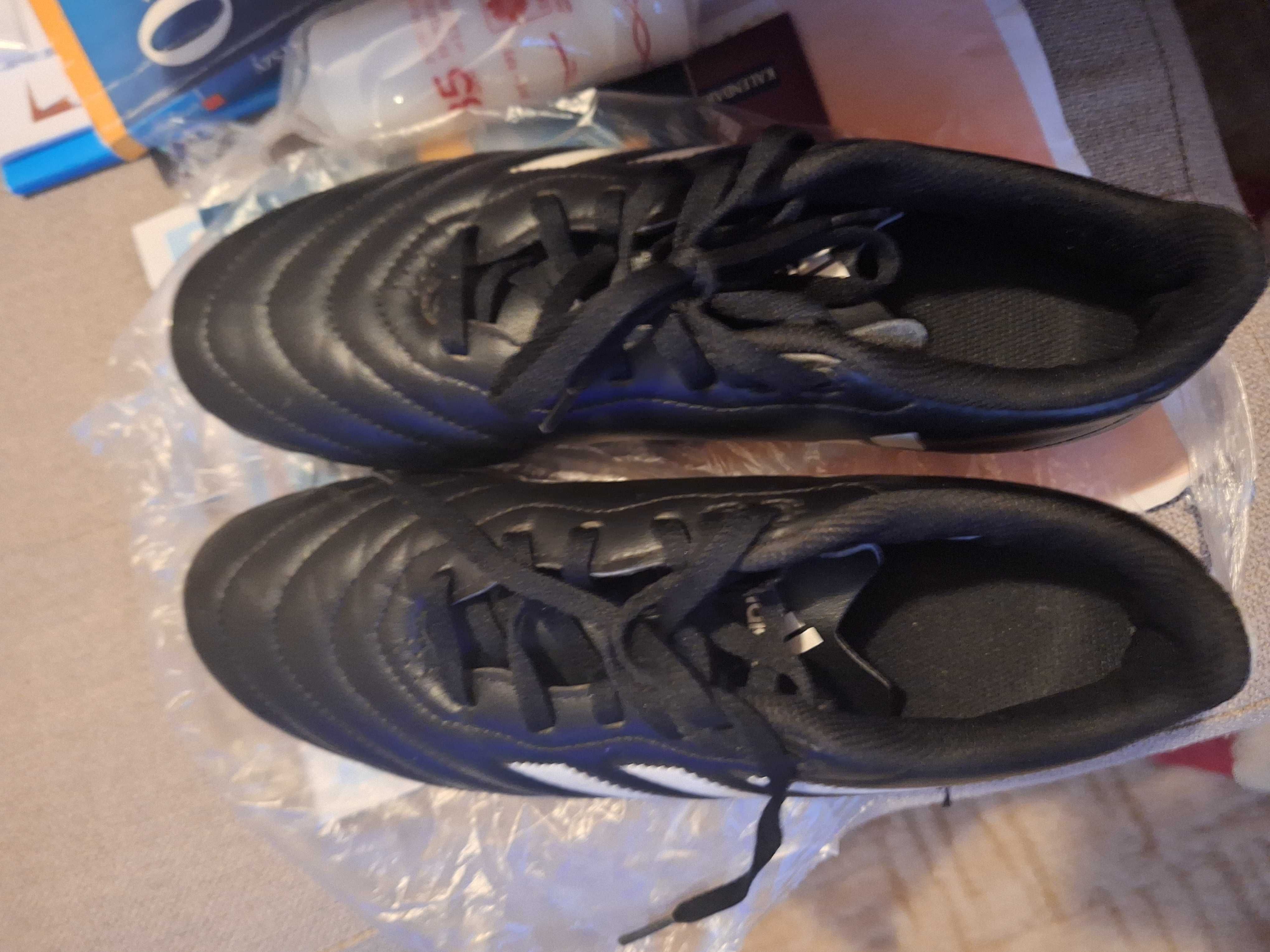 Sprzedam korki adidas nowe czarne.