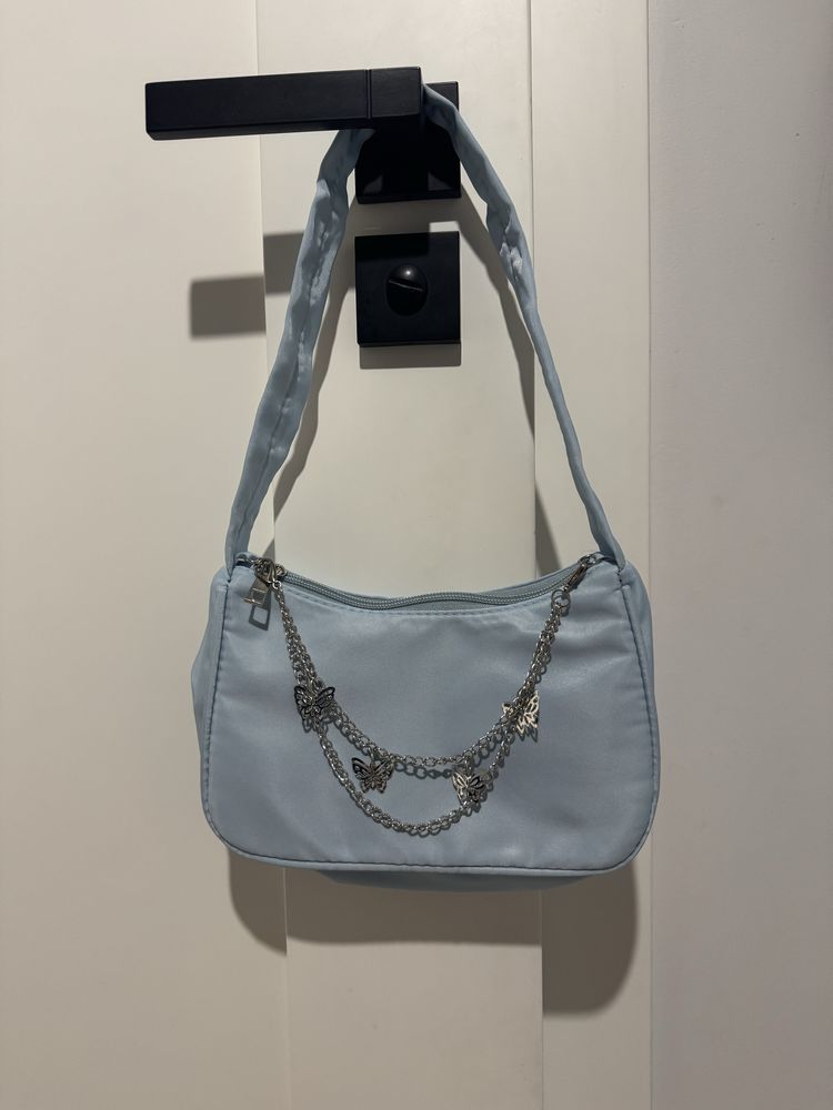 Mała torebka z łańcuszkami baby blue