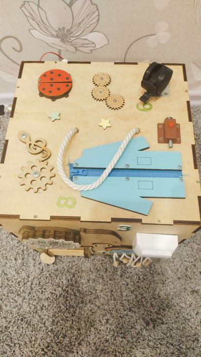 Дитячий бізікуб .